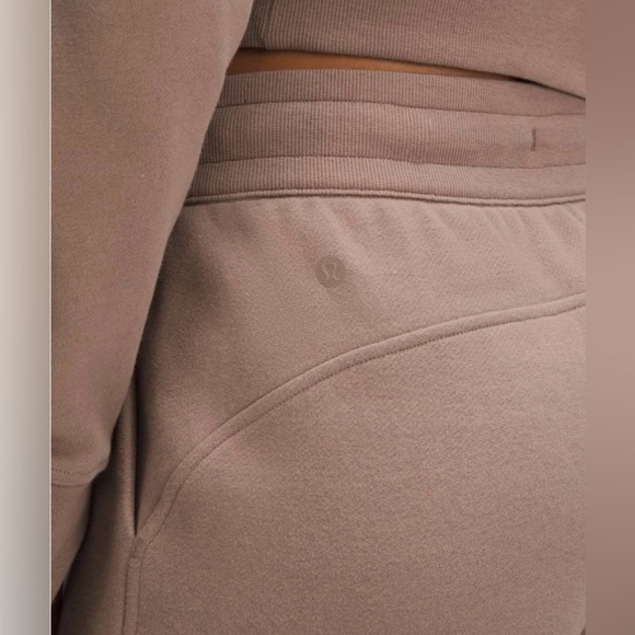 Lululemon Scuba High-Rise Short 5" in Taupetastic - Picture 7 of 8